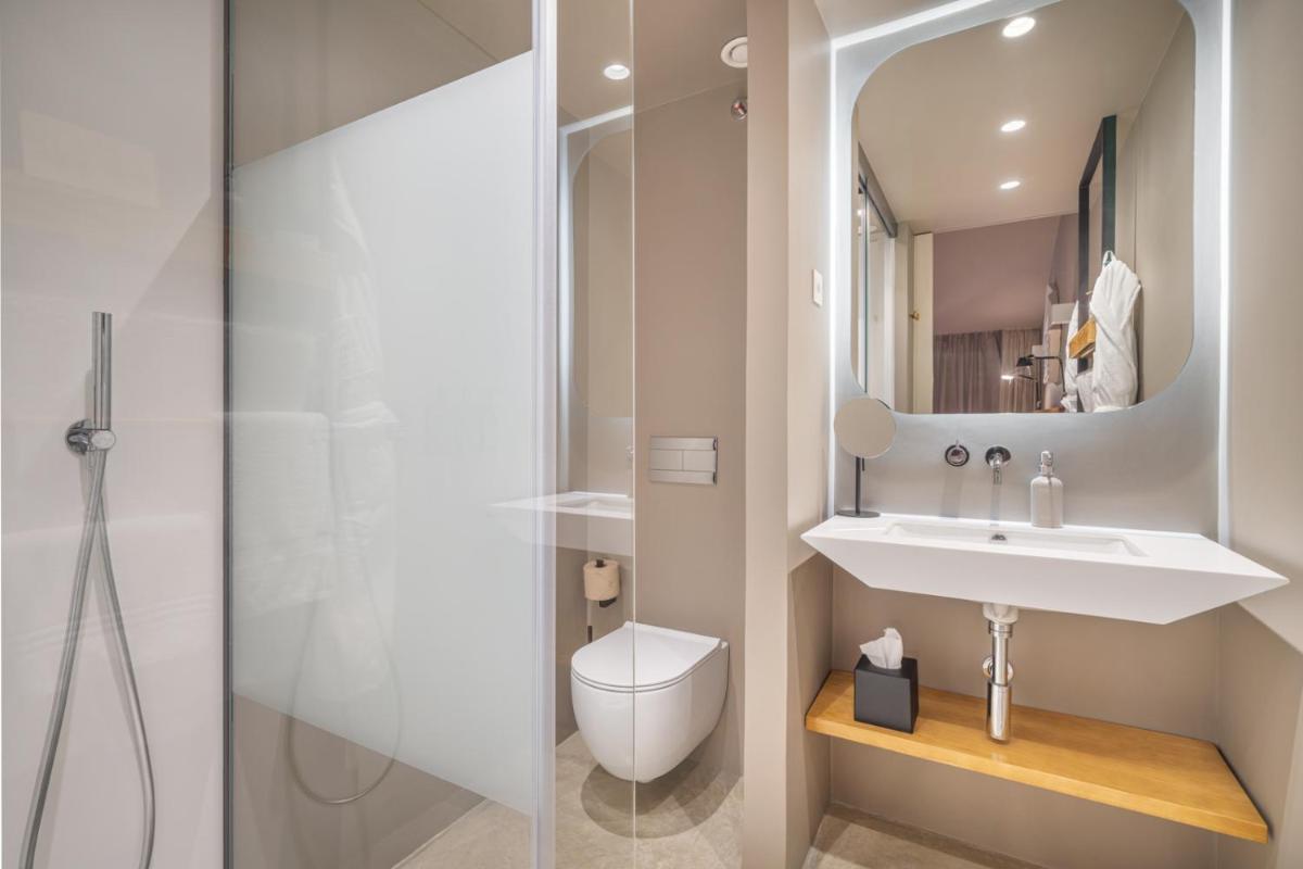 Uma casa de banho em Immerso Hotel, a Member of Design Hotels