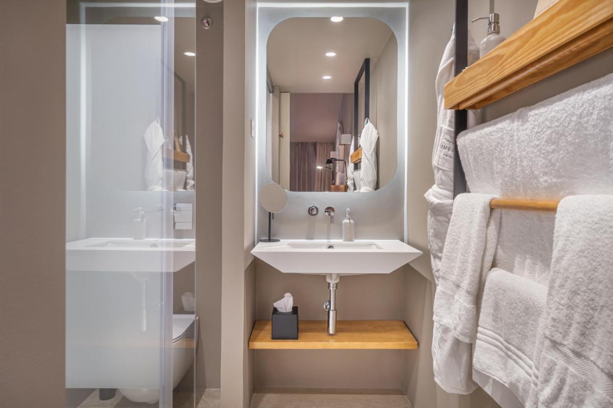 Uma casa de banho em Immerso Hotel, a Member of Design Hotels