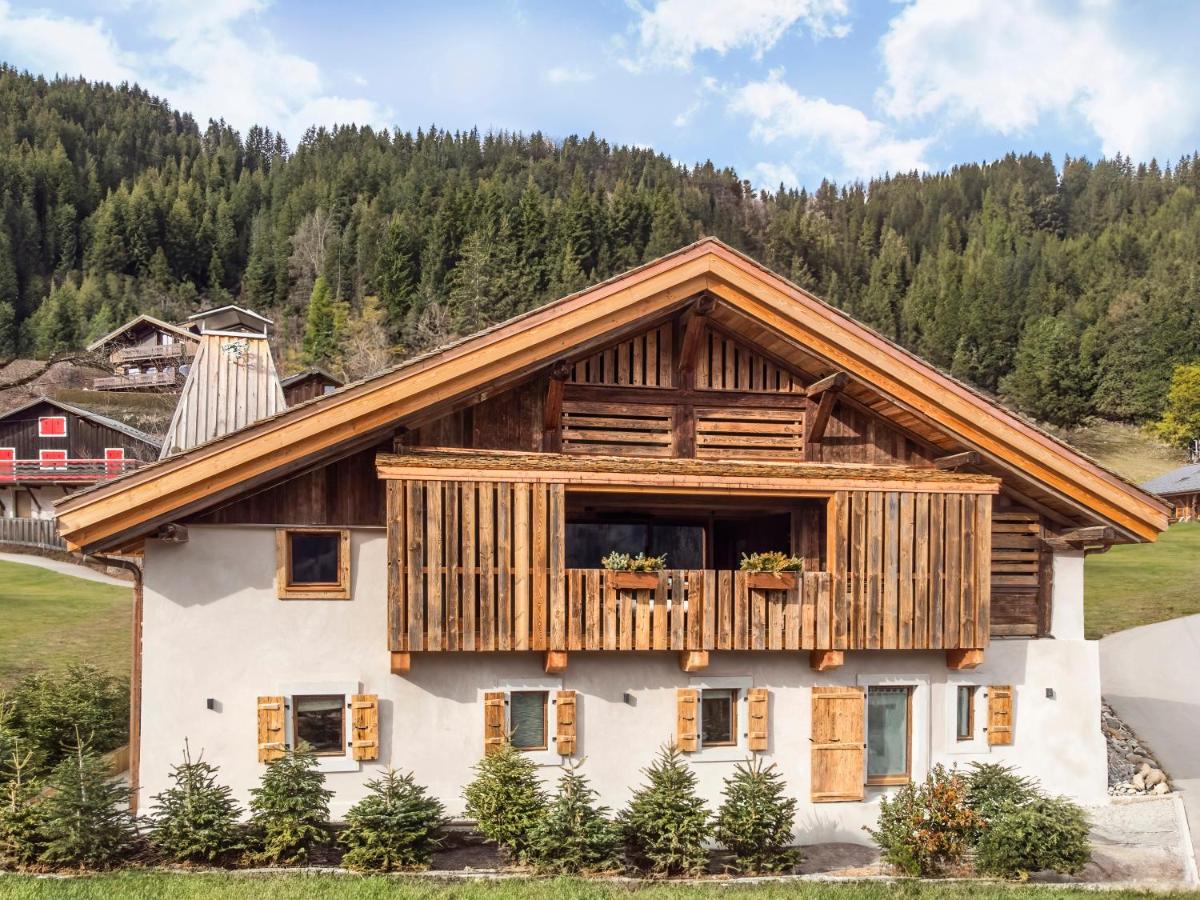 une maison dans les montagnes avec un toit en bois dans l'établissement Armancette - The Leading Hotels of the World, à Saint-Gervais-les-Bains