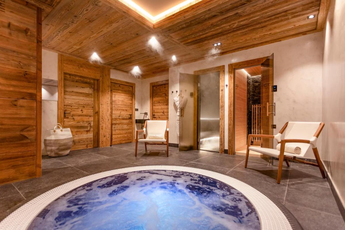 une chambre avec une grande baignoire au milieu d'une pièce dans l'établissement Armancette - The Leading Hotels of the World, à Saint-Gervais-les-Bains
