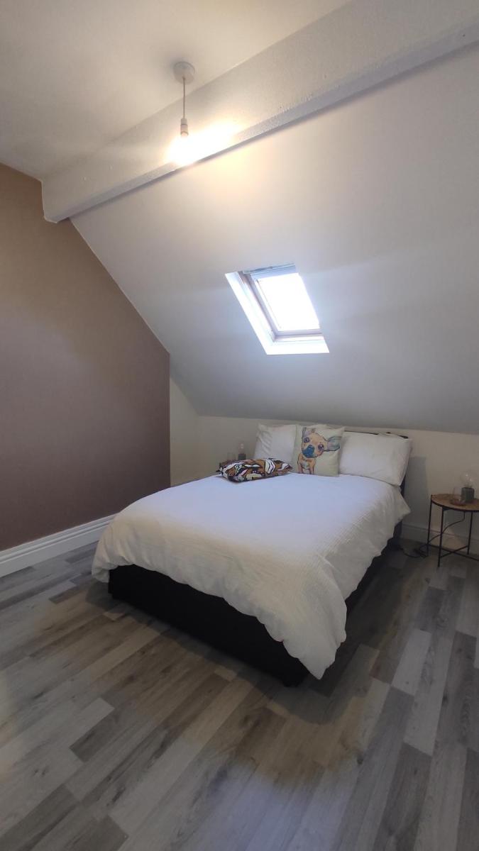Flat 2, Close to all amenities Shared bathroom - Housity