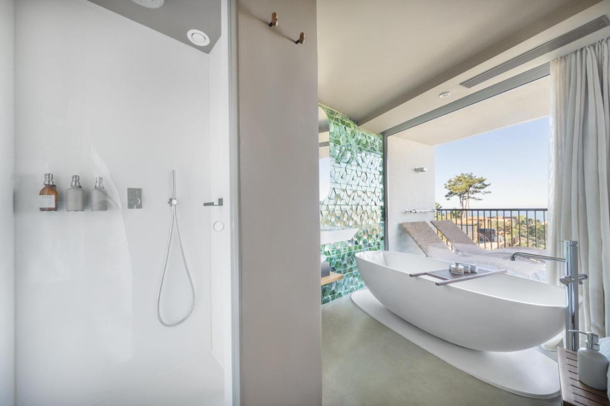 Uma casa de banho em Immerso Hotel, a Member of Design Hotels