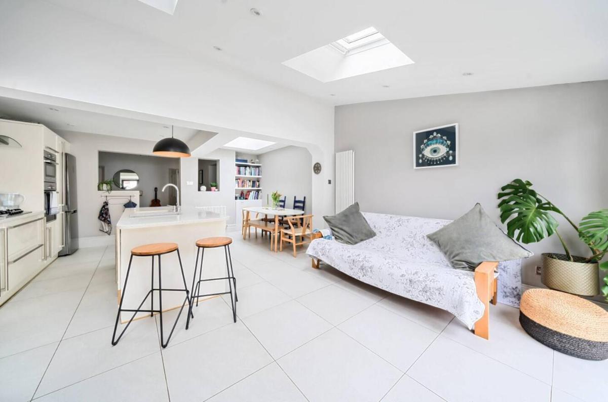 Pass the Keys Stylish Family Home - Housity