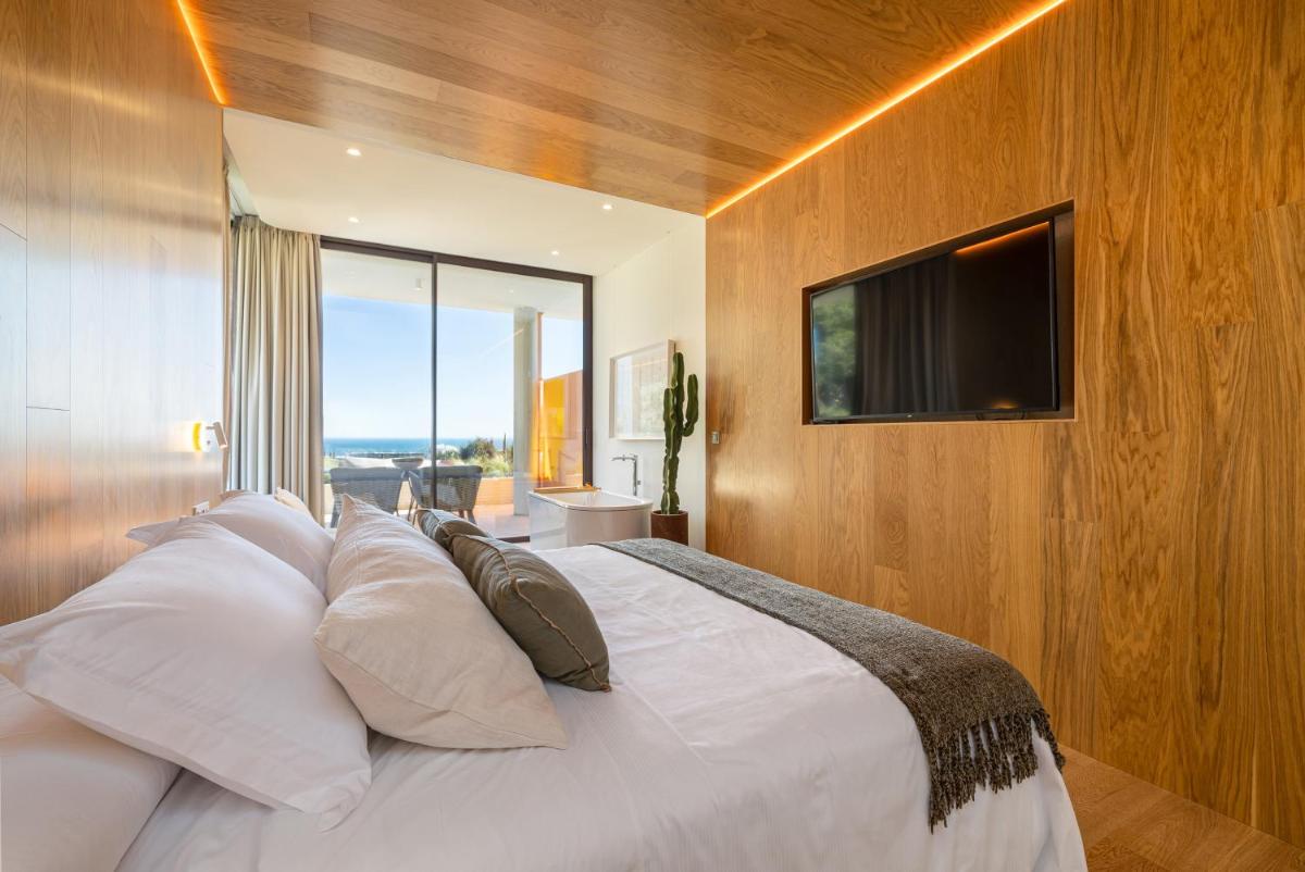 Una televisión o centro de entretenimiento en Leiro Residences - Preferred Hotels & Resorts