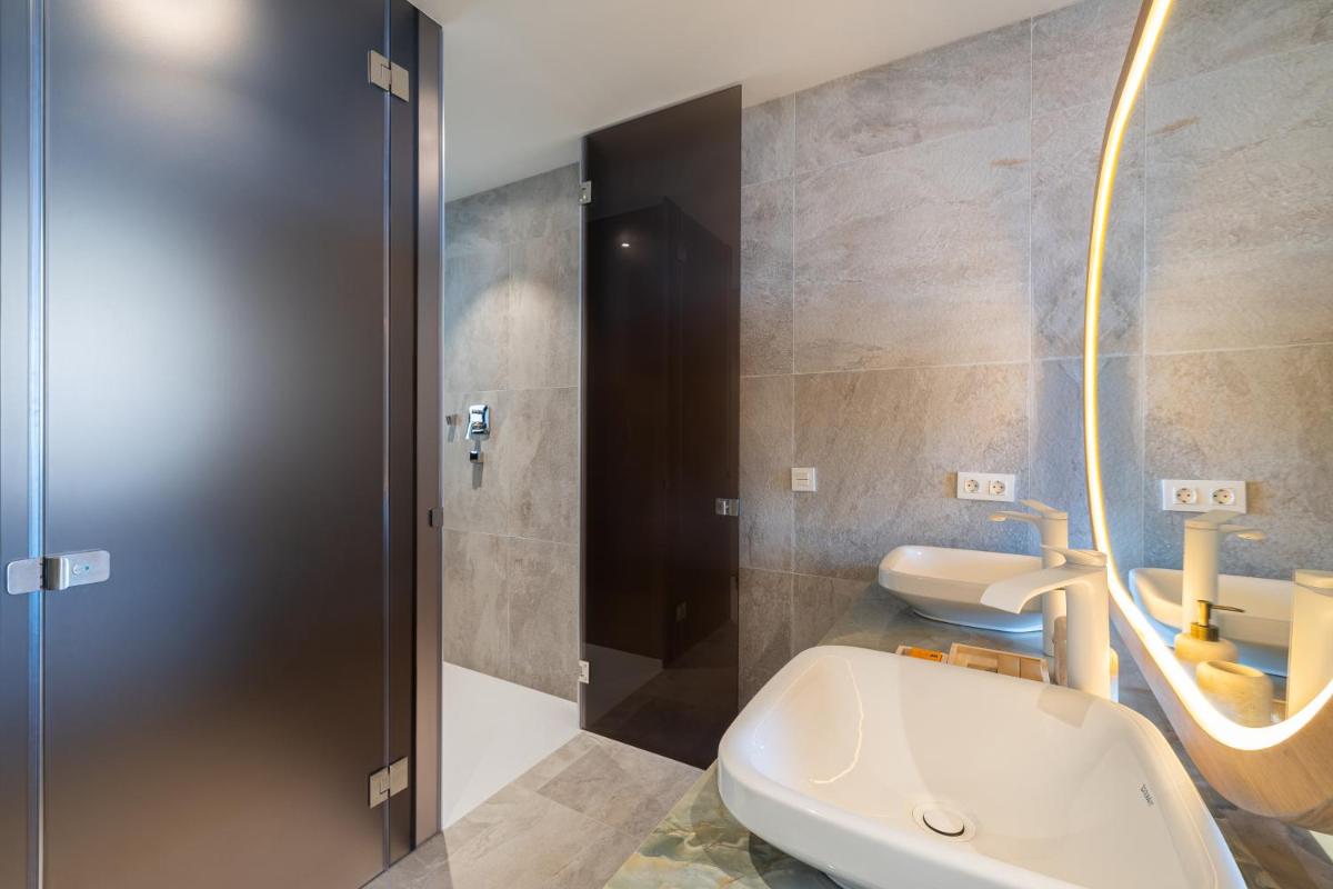 Un baño de Leiro Residences - Preferred Hotels & Resorts
