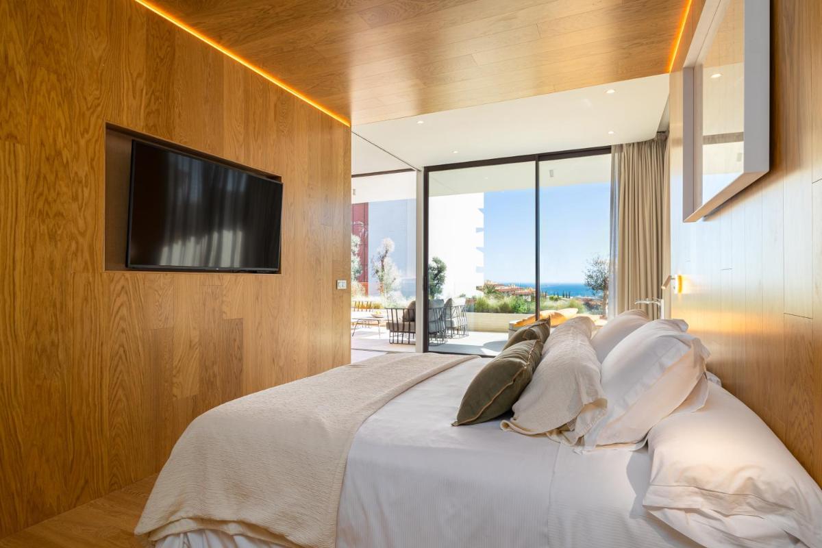 1 dormitorio con 1 cama y TV en la pared en Leiro Residences - Preferred Hotels & Resorts, en Fuengirola 55 fotos más