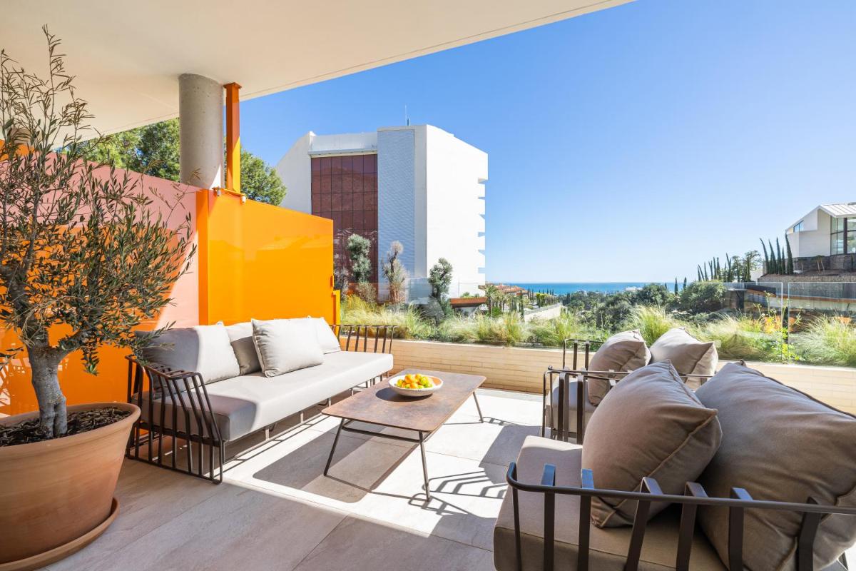Un patio con un sofá y sillas y una mesa. en Leiro Residences - Preferred Hotels & Resorts, en Fuengirola