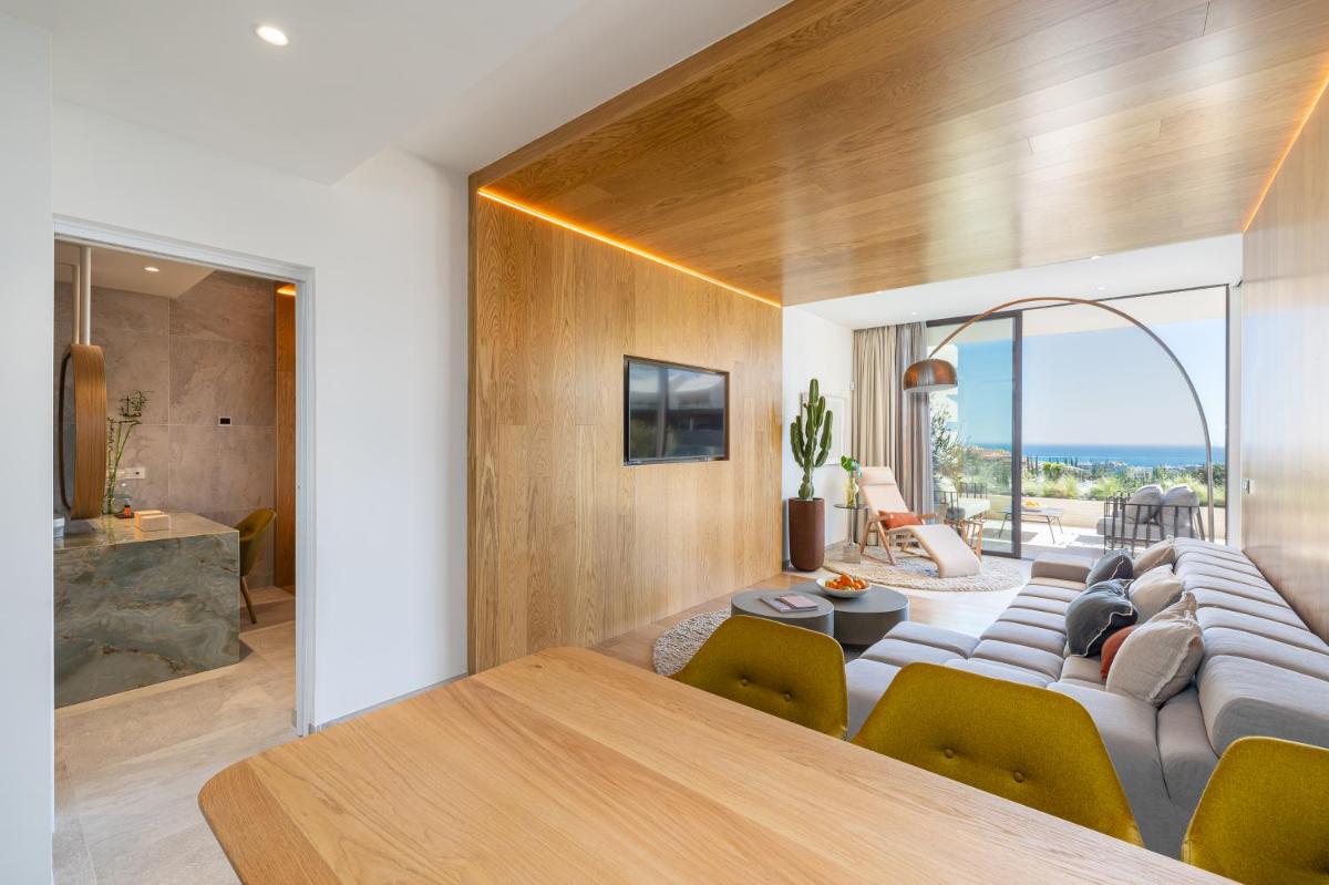 una sala de estar con un sofá y una mesa en Leiro Residences - Preferred Hotels & Resorts, en Fuengirola