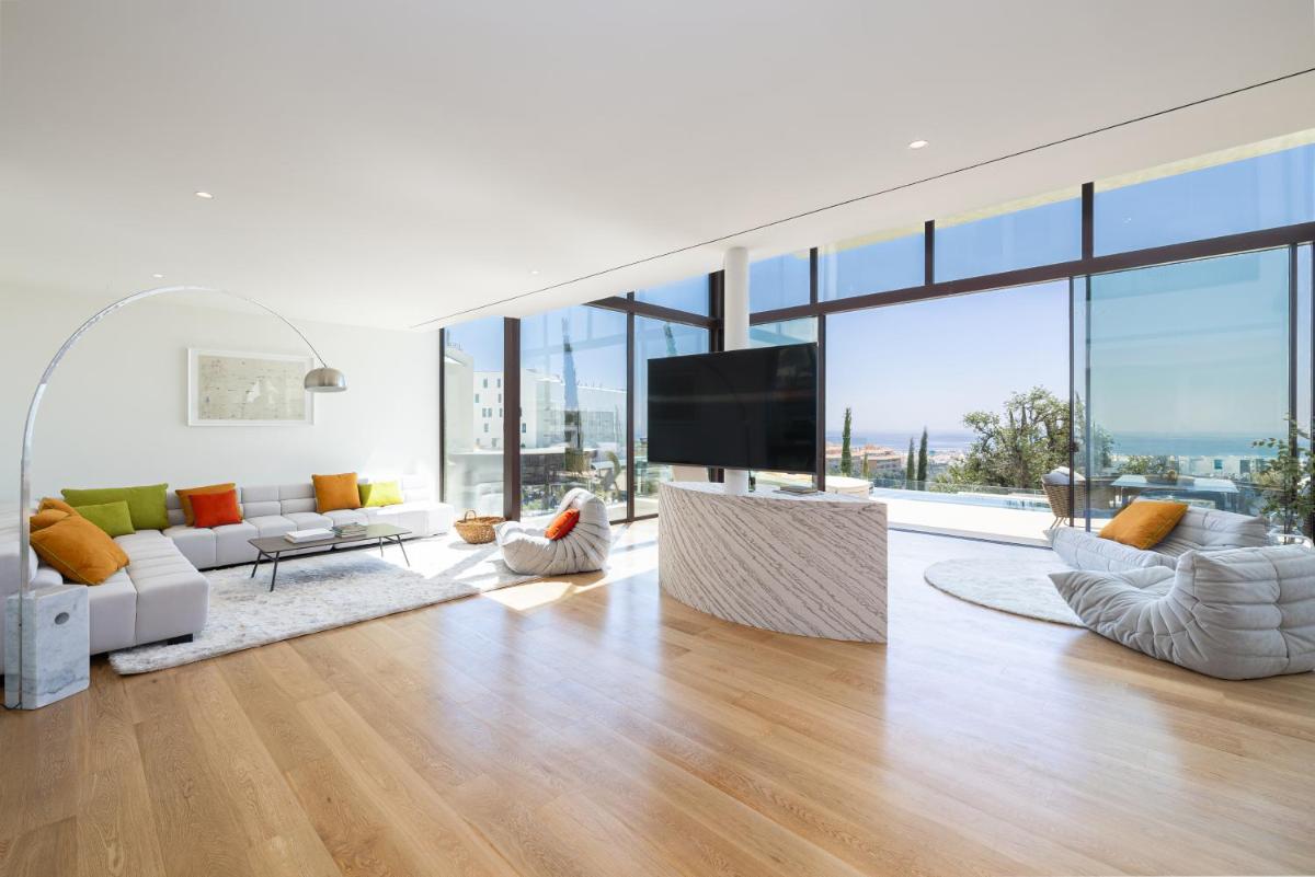 Una televisión o centro de entretenimiento en Leiro Residences - Preferred Hotels & Resorts