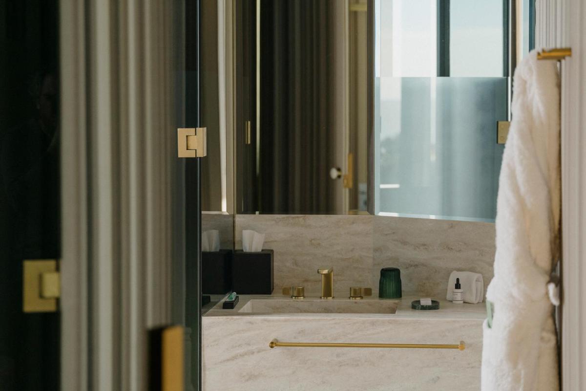 Uma casa de banho em Vila Foz Hotel & SPA - member of Design Hotels