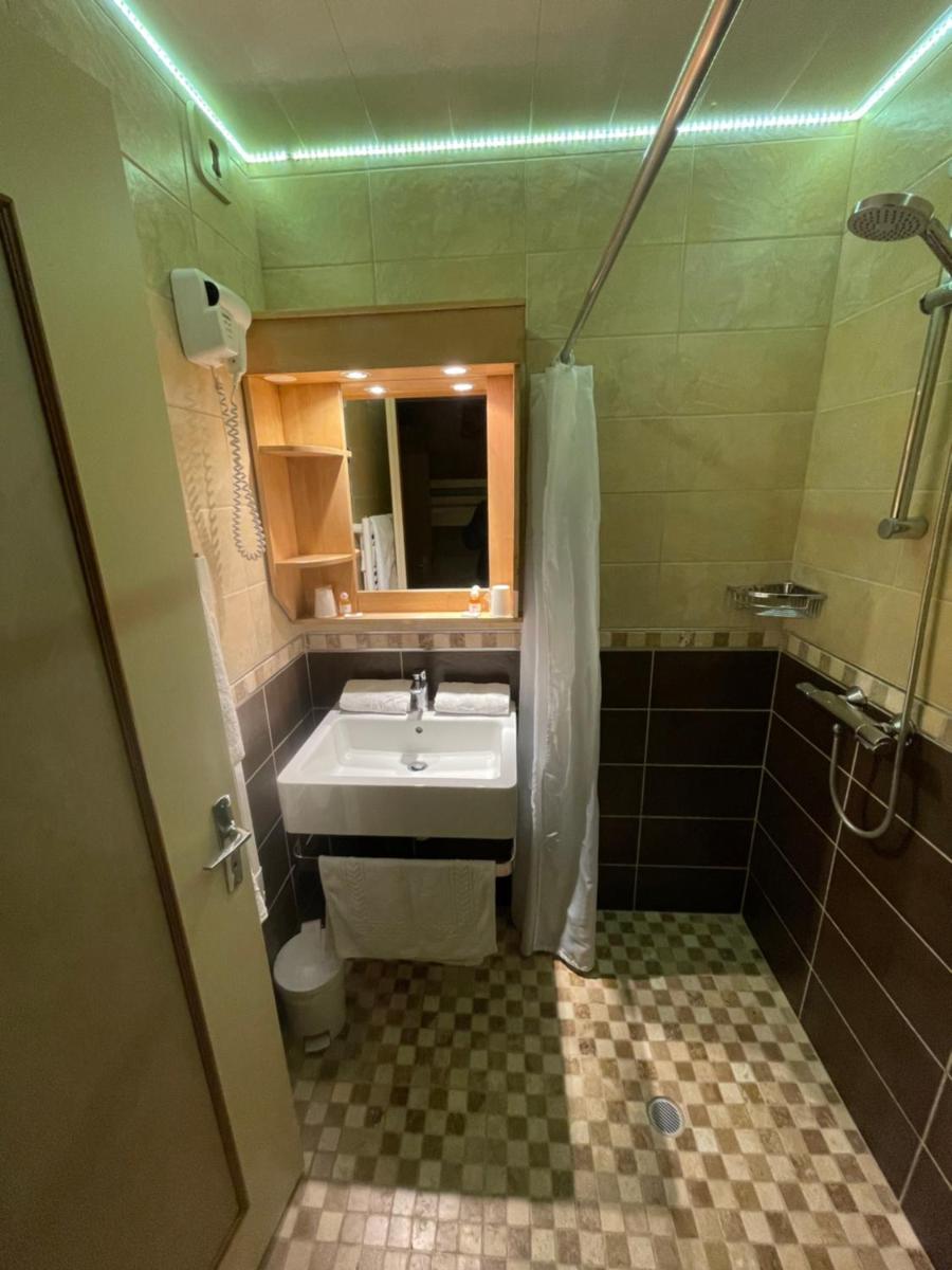 Salle de bains dans l'établissement Hotel Le Ferraillon