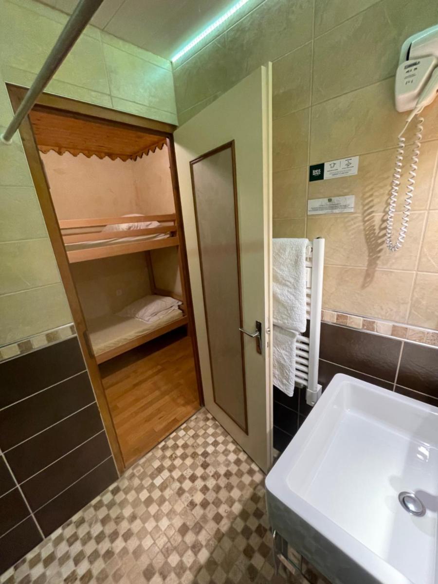 Salle de bains dans l'établissement Hotel Le Ferraillon
