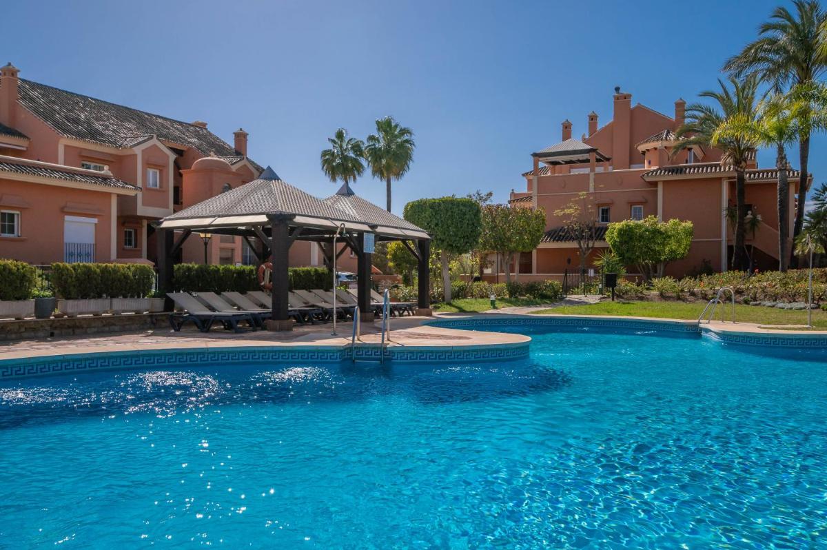 Luxury 3 BDRM Apt with Private Pool and Stunning Sea Views - Housity