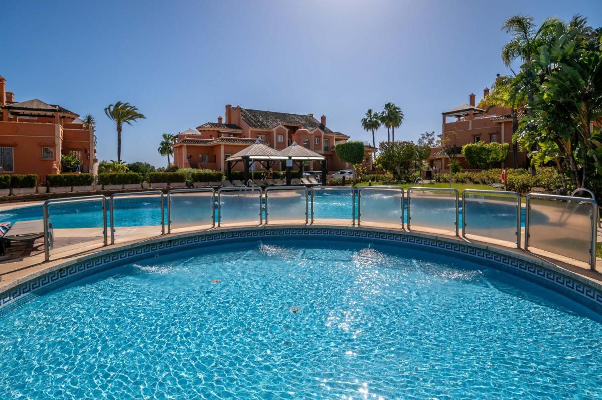 Luxury 3 BDRM Apt with Private Pool and Stunning Sea Views - Housity