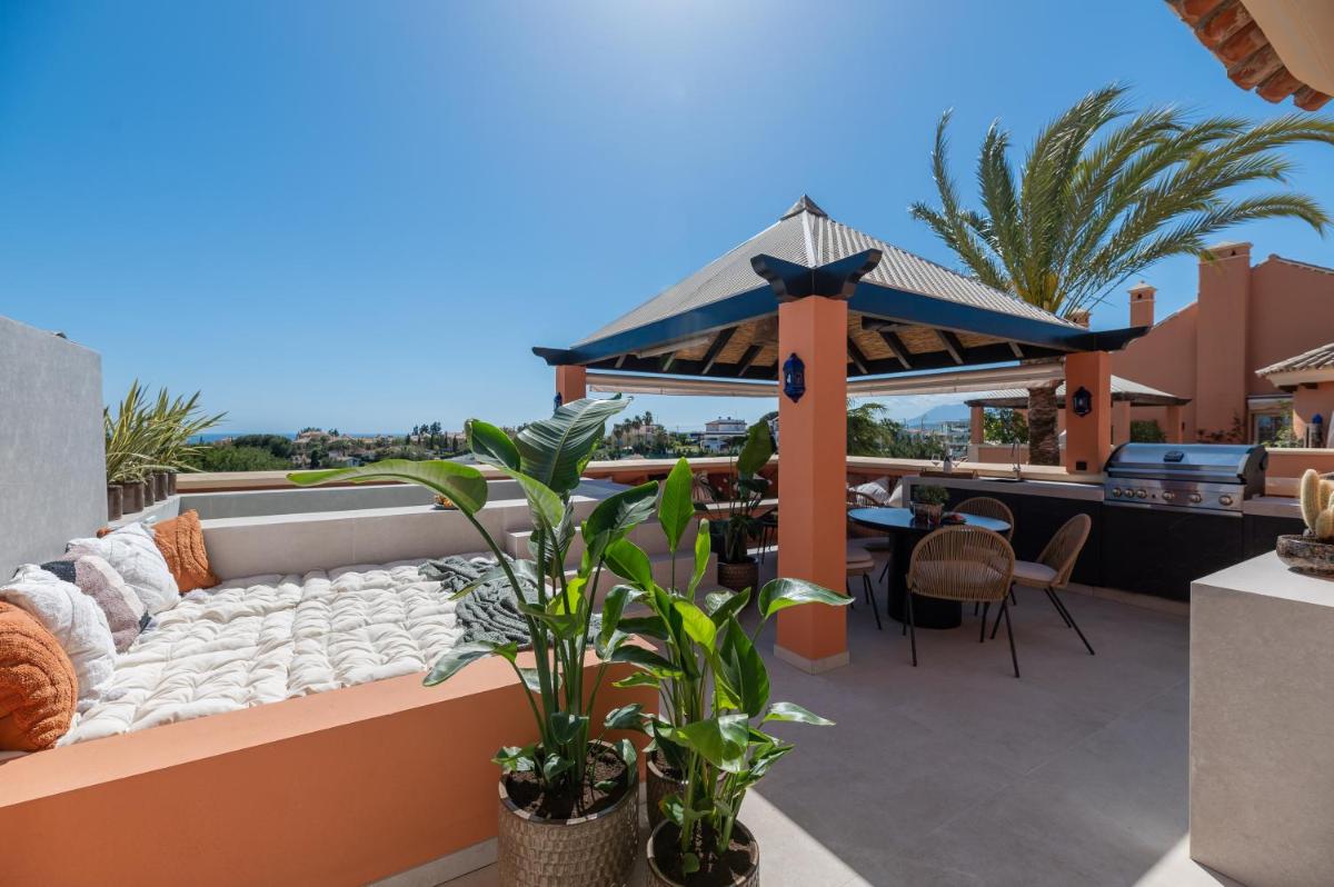 Luxury 3 BDRM Apt with Private Pool and Stunning Sea Views - Housity
