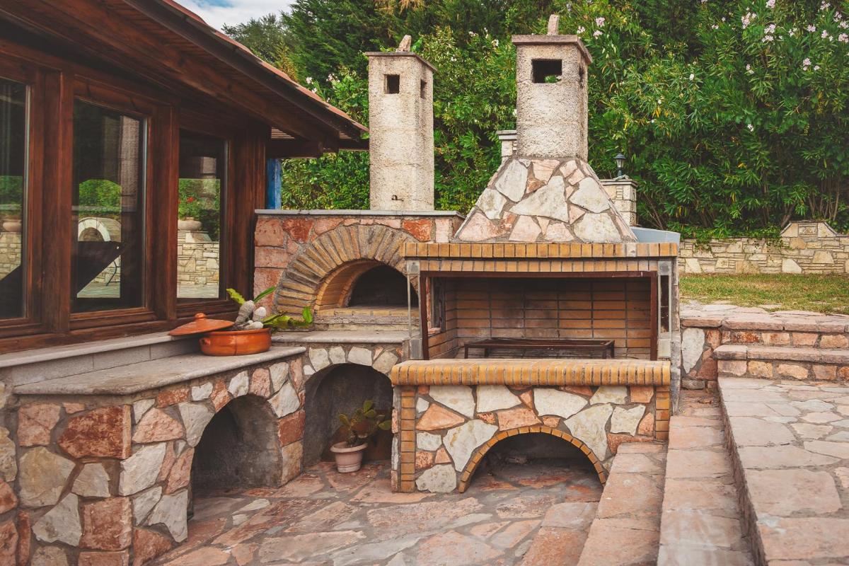 Traditional house Alexis Coco with pool and fire place - Housity