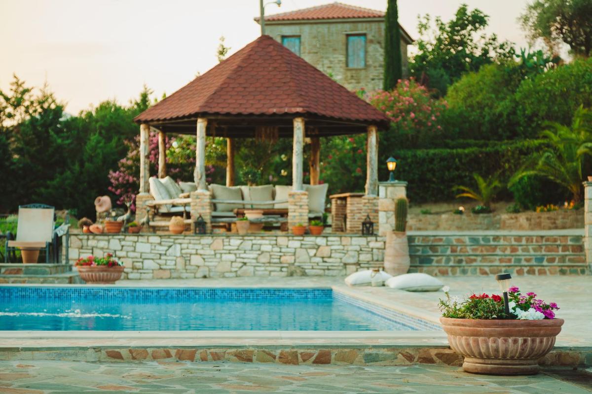 Traditional house Alexis Coco with pool and fire place - Housity