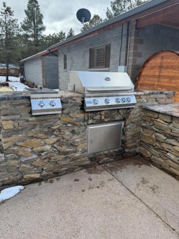 Cozy Cabin in the Pines! Close to the Polar Express, Grand Canyon & Bearizona - Housity