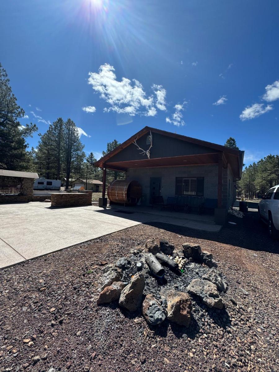 Cozy Cabin in the Pines! Close to the Polar Express, Grand Canyon & Bearizona - Housity