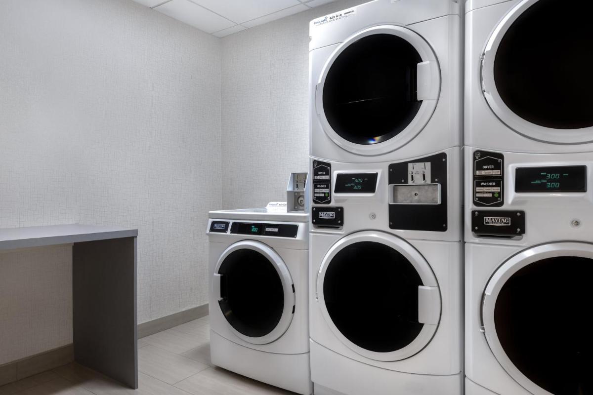 Holiday Inn Express & Suites St Thomas - Housity