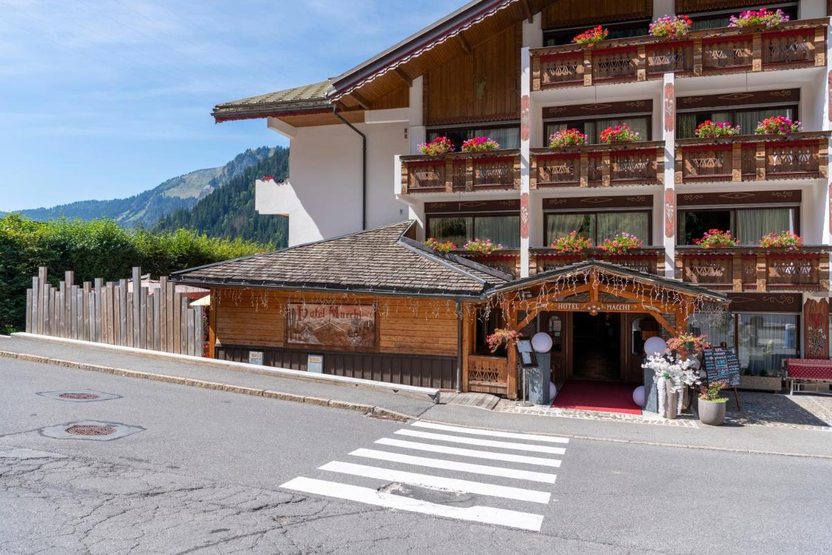 un bâtiment en bordure de rue dans l'établissement Hôtel Macchi Restaurant & Spa, à Châtel