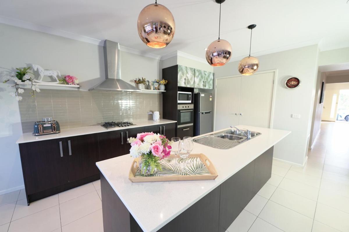 Designer Decor Home with 8Beds at Williams Landing - Housity
