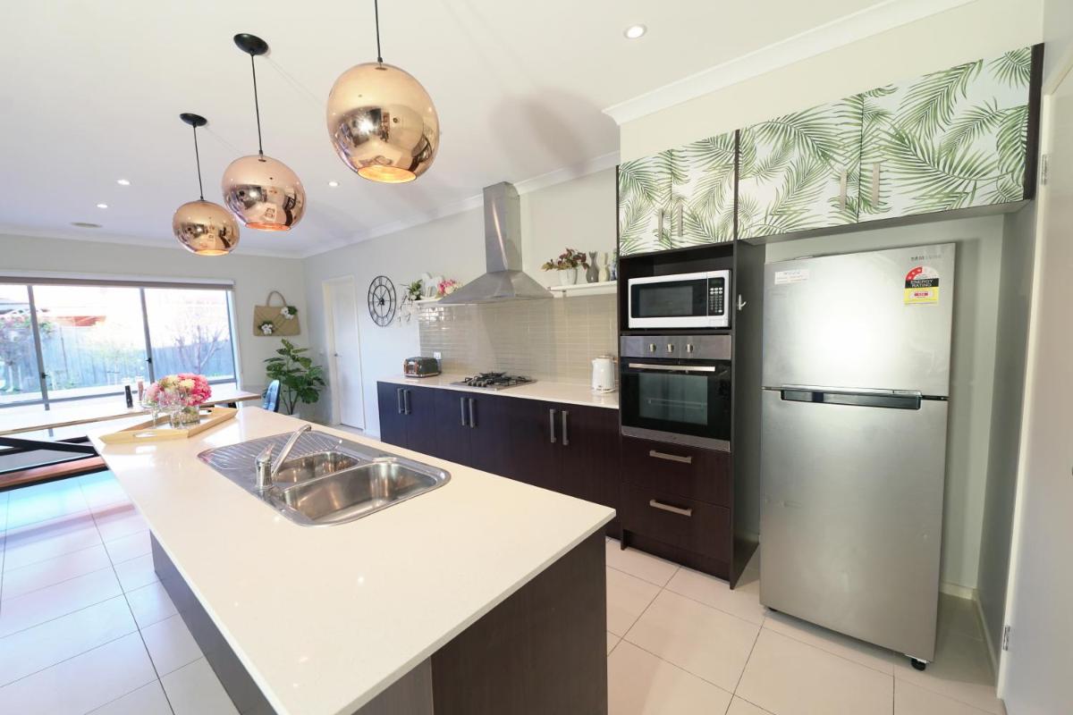 Designer Decor Home with 8Beds at Williams Landing - Housity