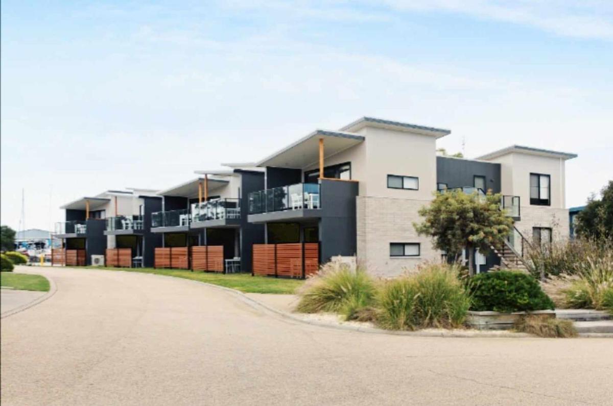 Captain's Cove All Accessible Luxury Apartment with Free Netflix - Housity