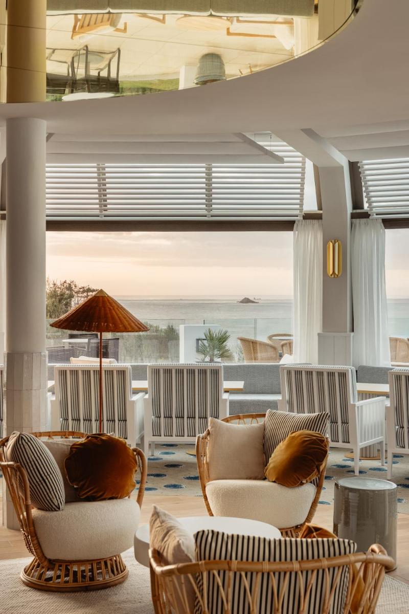 Coin salon dans l'établissement Emeria Dinard Thalasso Spa