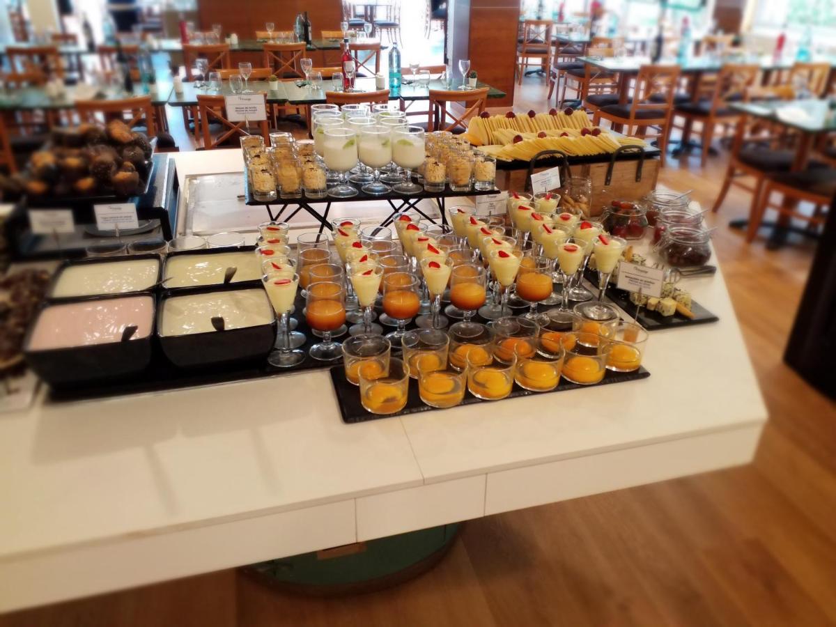 Comida en o cerca de este hotel
