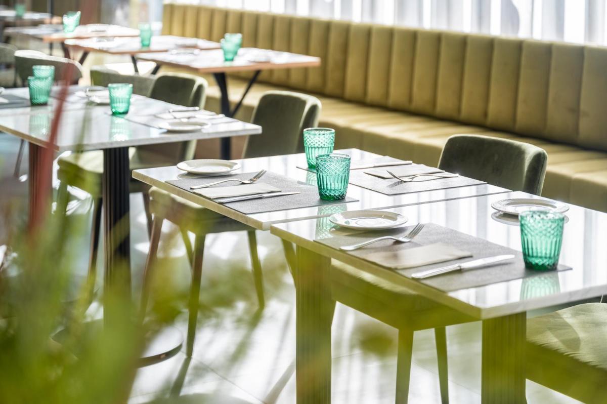 Un restaurante o sitio para comer en Hesperia Barcelona Sant Just