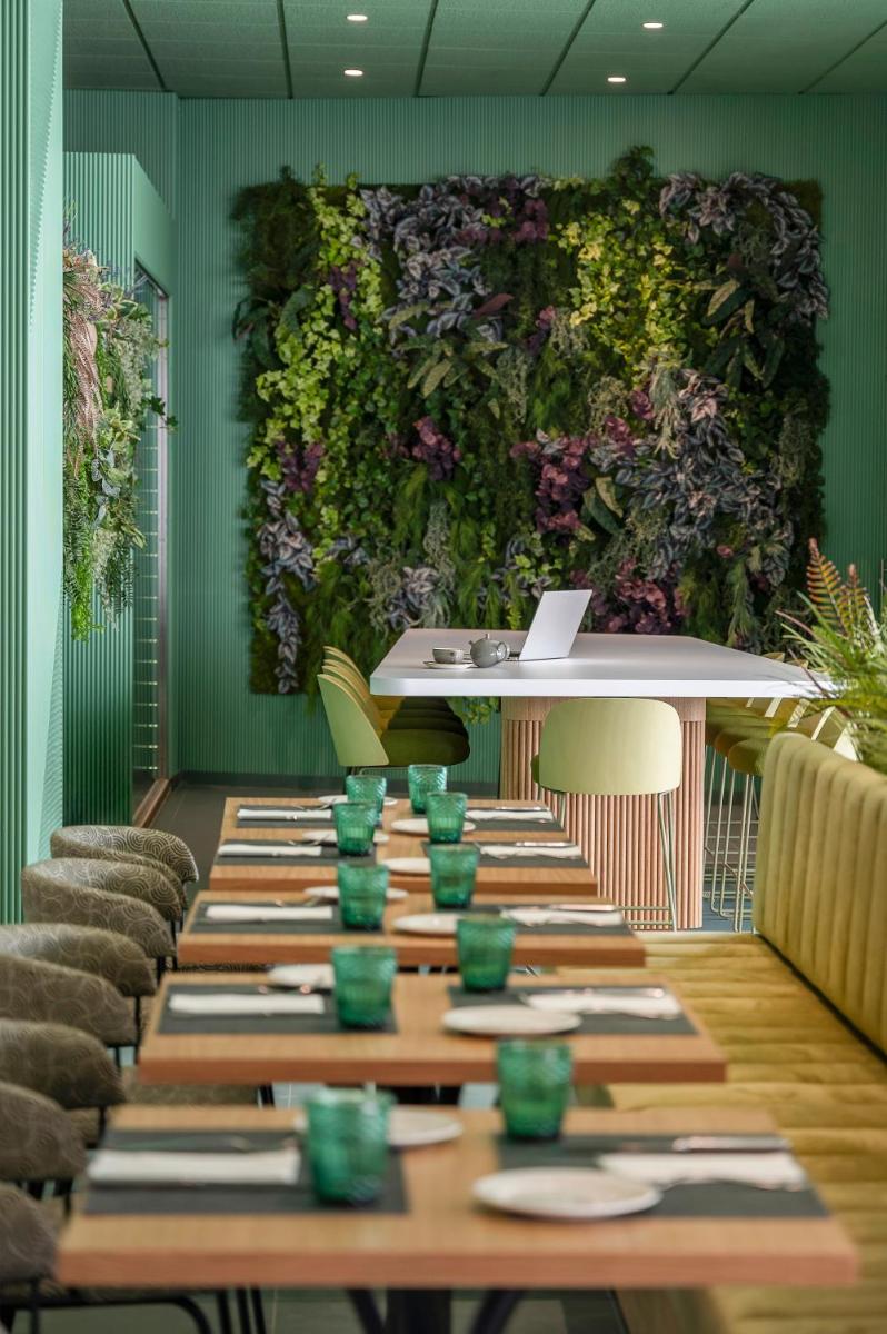 Un restaurante o sitio para comer en Hesperia Barcelona Sant Just