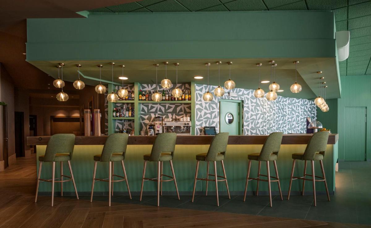 Un restaurante o sitio para comer en Hesperia Barcelona Sant Just