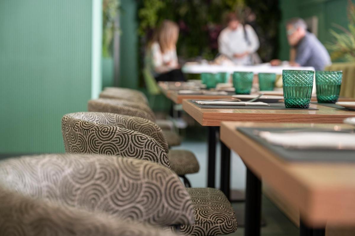 Un restaurante o sitio para comer en Hesperia Barcelona Sant Just