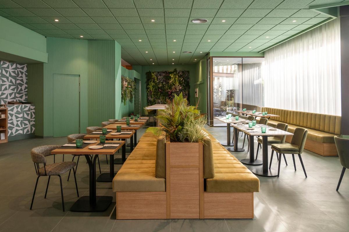 Un restaurante o sitio para comer en Hesperia Barcelona Sant Just