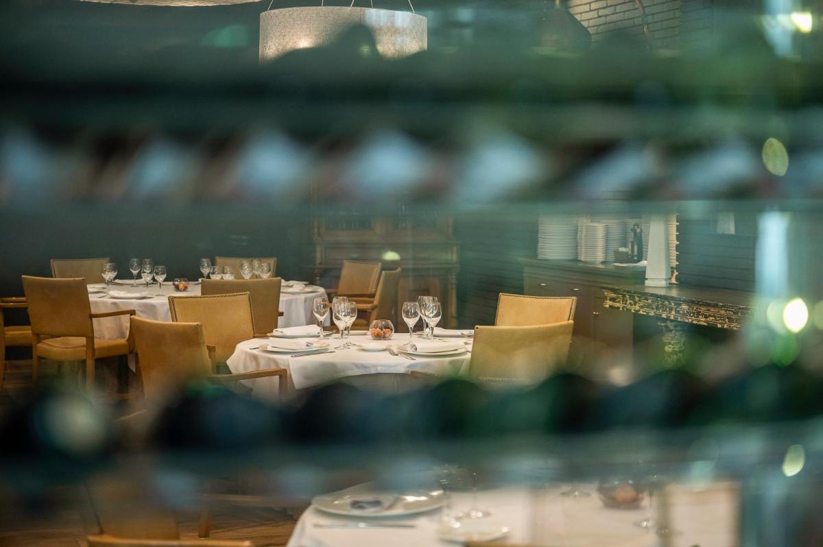 Un restaurante o sitio para comer en Hesperia Barcelona Sant Just