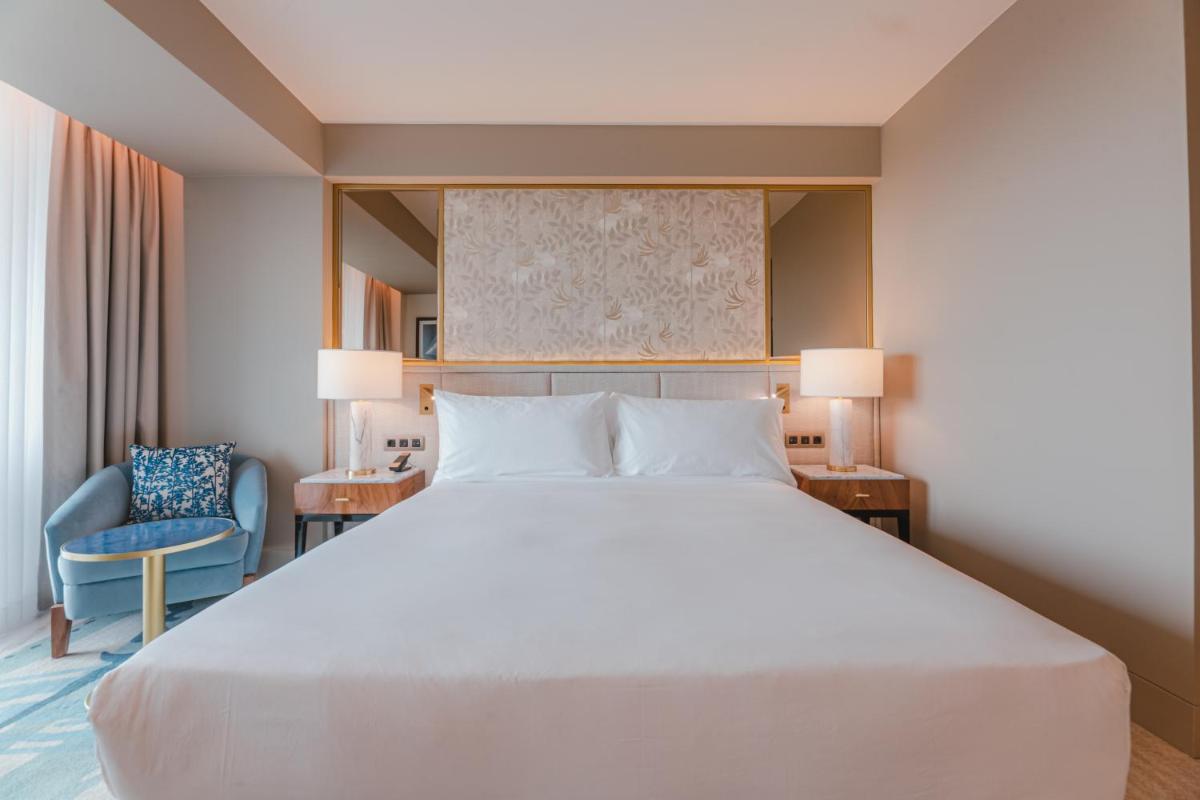 Uma cama ou camas num quarto em Legacy Hotel Cascais, Curio Collection By Hilton