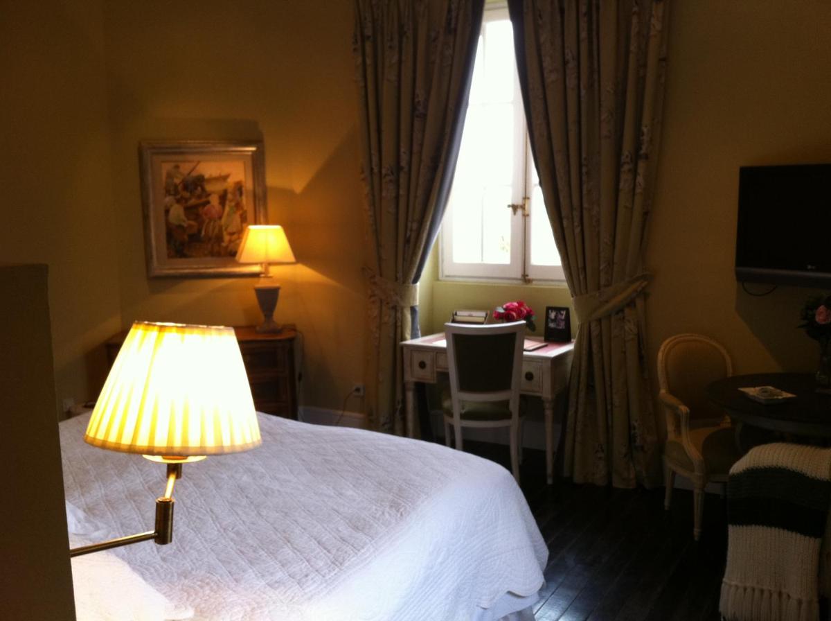 1 dormitorio con 1 cama con lámpara y escritorio en Hotel Valdepalacios Gourmand 5* GL, en Torrico