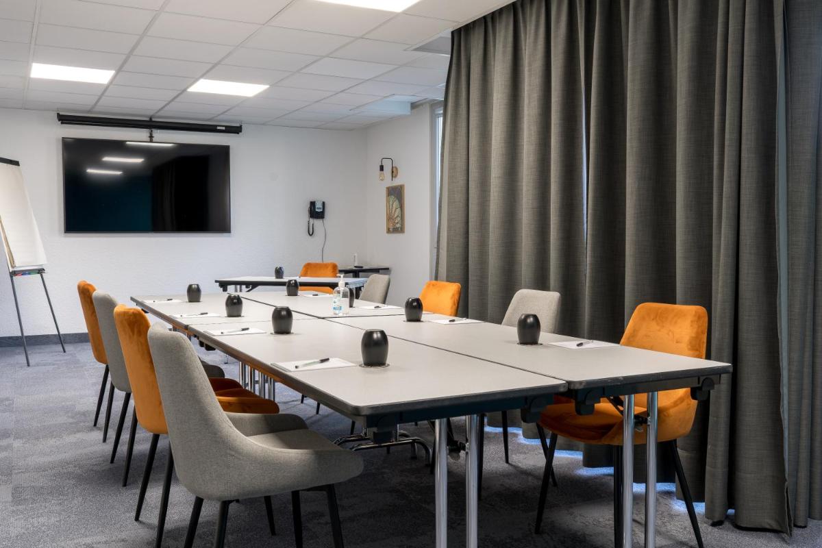 Espace de conférence ou salle de réunion dans l'établissement PoMo Hôtel & Restaurant