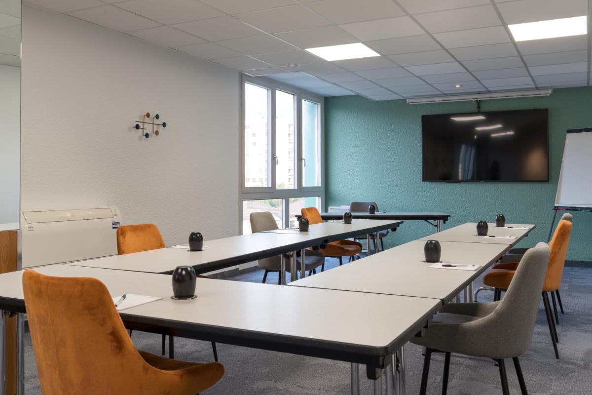 Espace de conférence ou salle de réunion dans l'établissement PoMo Hôtel & Restaurant
