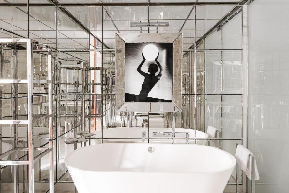 Salle de bains dans l'établissement Hôtel Le Royal Monceau Raffles Paris