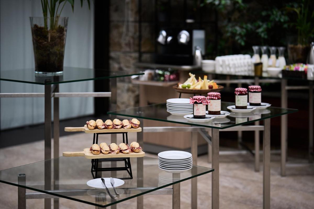 Comida en o cerca de este hotel
