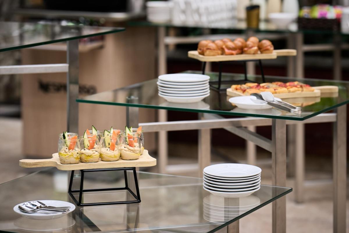 Comida en o cerca de este hotel