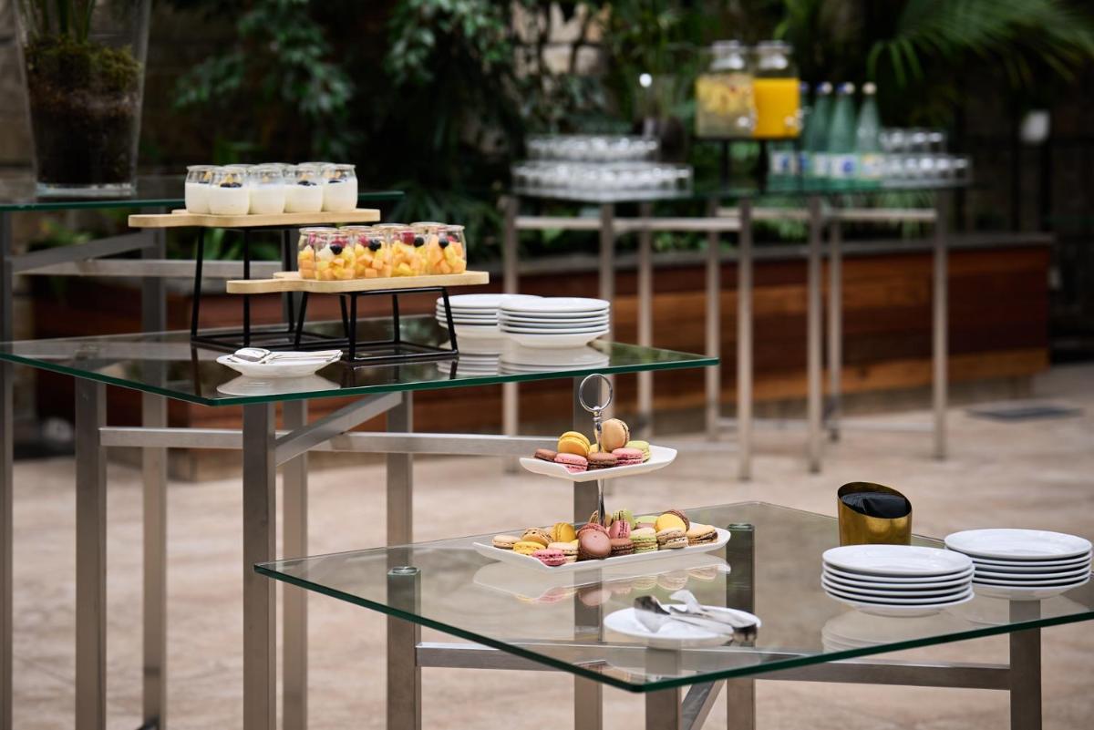 Comida en o cerca de este hotel