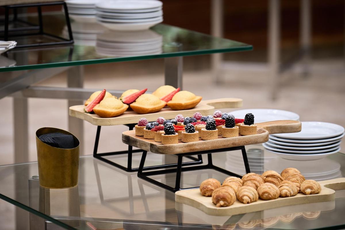 Comida en o cerca de este hotel