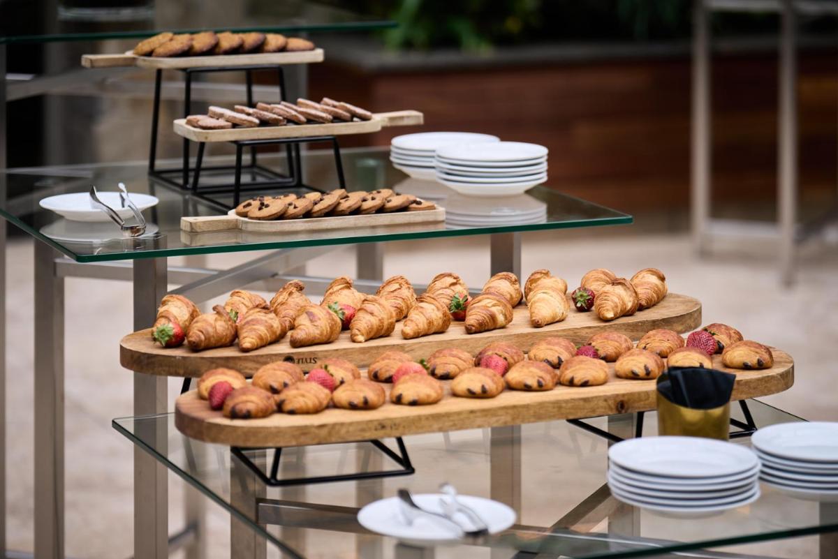 Comida en o cerca de este hotel