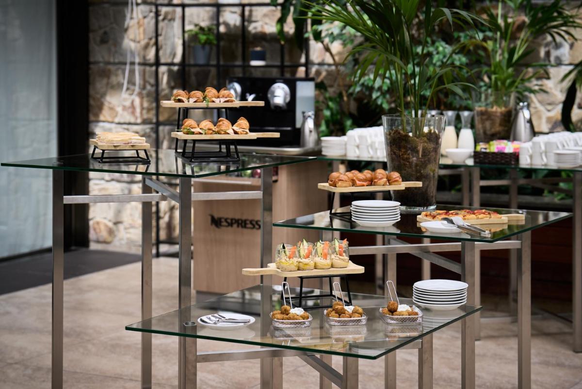 Comida en o cerca de este hotel