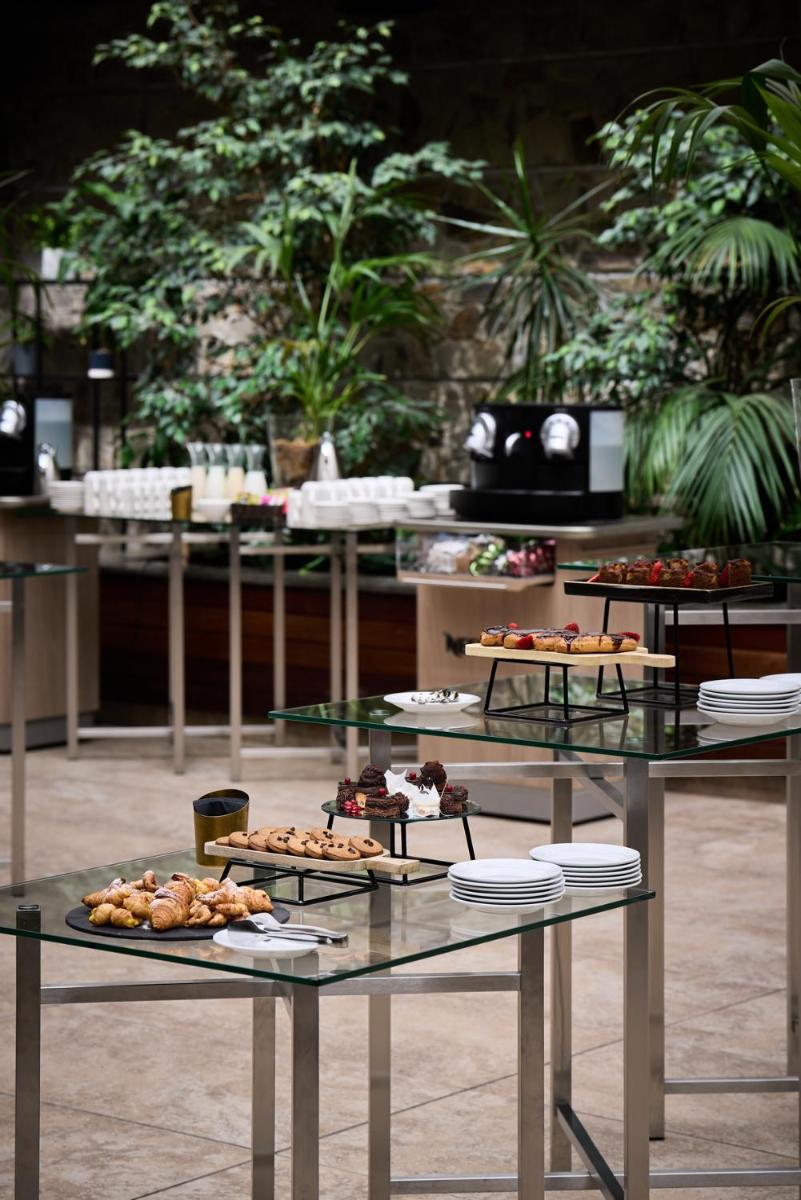 Comida en o cerca de este hotel