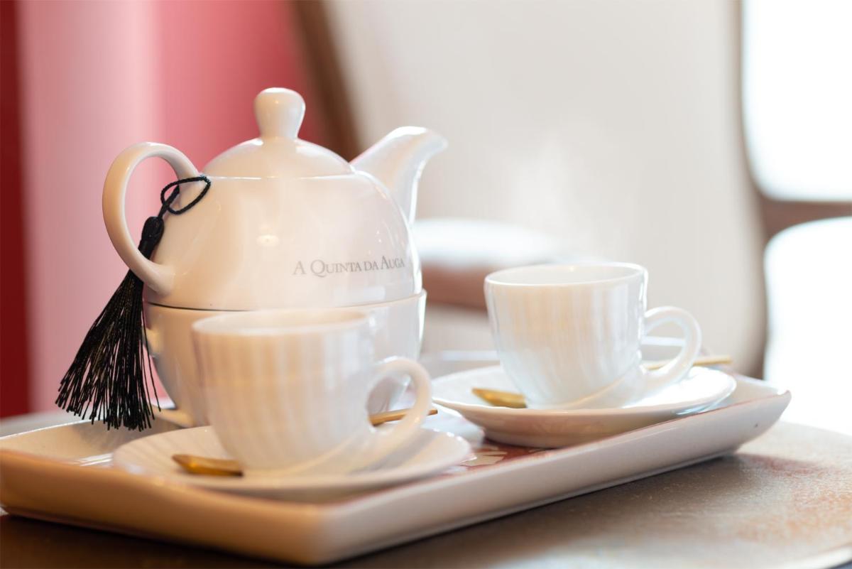 Utensilios para hacer té y café en A Quinta Da Auga Hotel Spa Relais & Chateaux