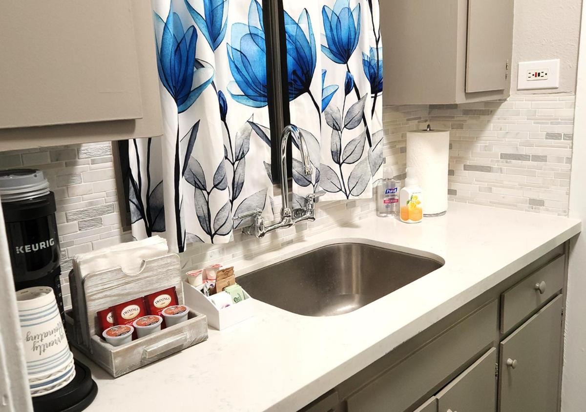 Beautiful Guesthouse, Sleeps 4 - Kitchen, Private Laundry, AC, Parking, 65' TV, Close to Stores, Restaurants & Beach - Housity